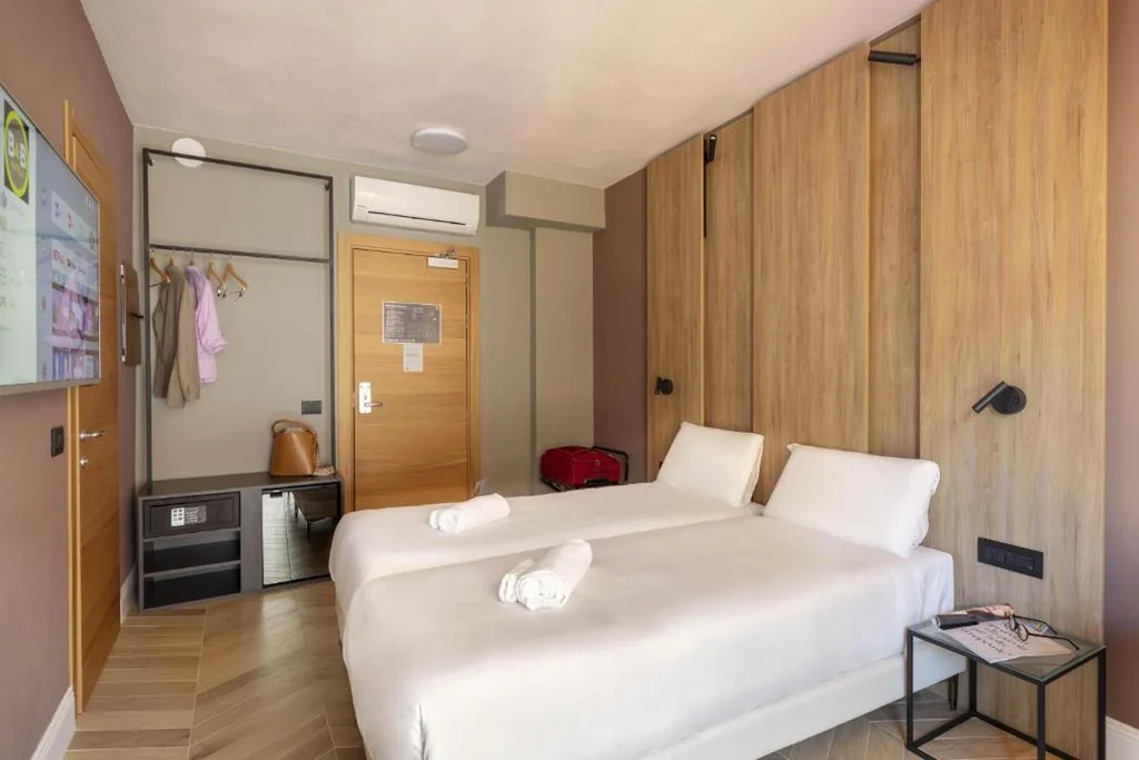 Camera Superior Doppia con Letti Singoli — B&B Hotel Genova City Center