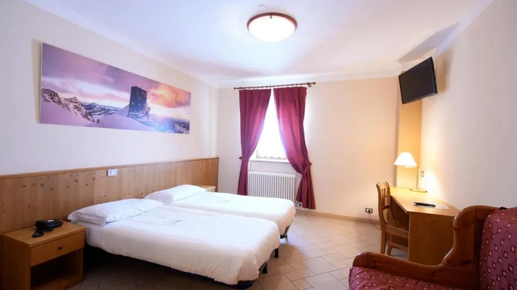 Camera Superior Matrimoniale/Doppia con Letti Singoli con Vista Montagna — Albergo Ristoro Sitten – 2300 mt