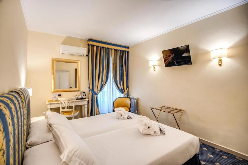 Camera Superior Matrimoniale/Doppia con Letti Singoli — Hotel Napoleon