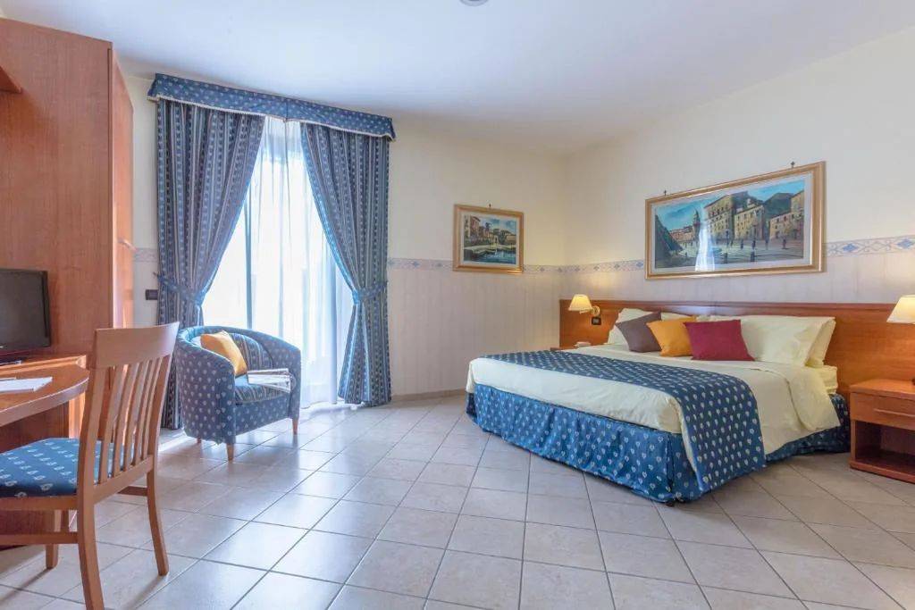Camera Superior Matrimoniale/Doppia con Letti Singoli — Hotel Traiano
