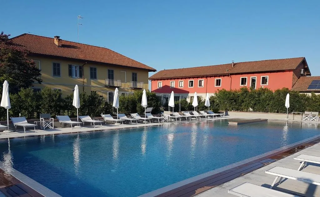 Camera Superior Matrimoniale/Doppia con Letti Singoli con Vista Piscina — Locanda Ferro UNO, Golf Città di Asti