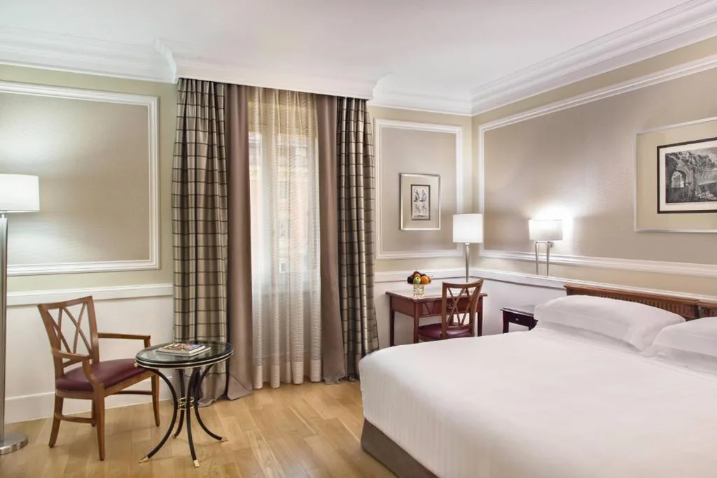 Camera Superior Più Grande con 1 Letto-King-Size Estraibile — Rome Marriott Grand Hotel Flora