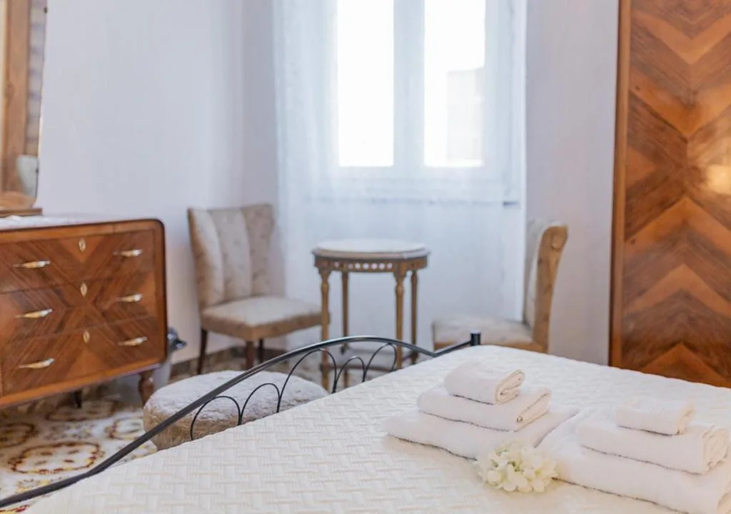 Room between the Cinque Terre, Camogli and Portofino. Valley view and glimpse of the sea on the horizon — foto 7