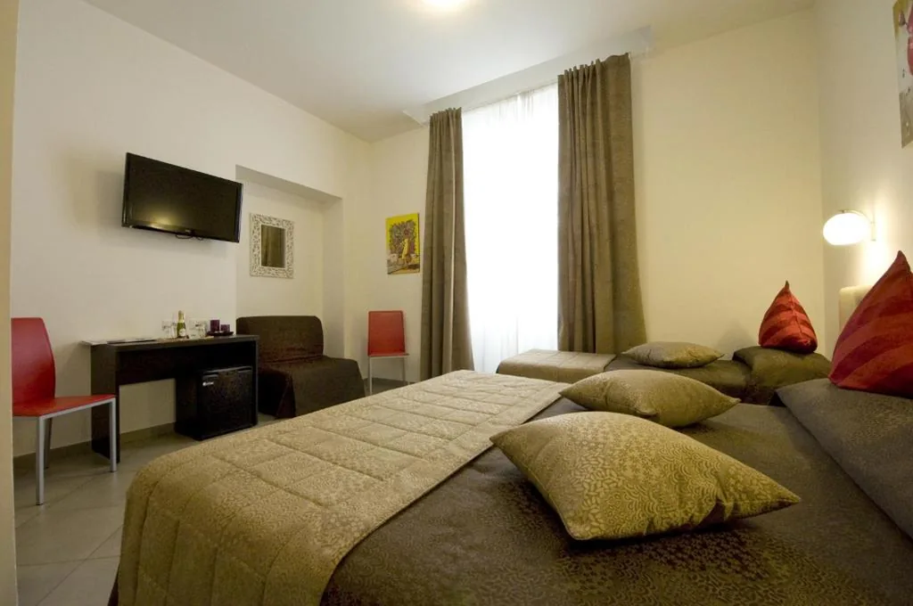 Camera Tripla — Ara Pacis Inn