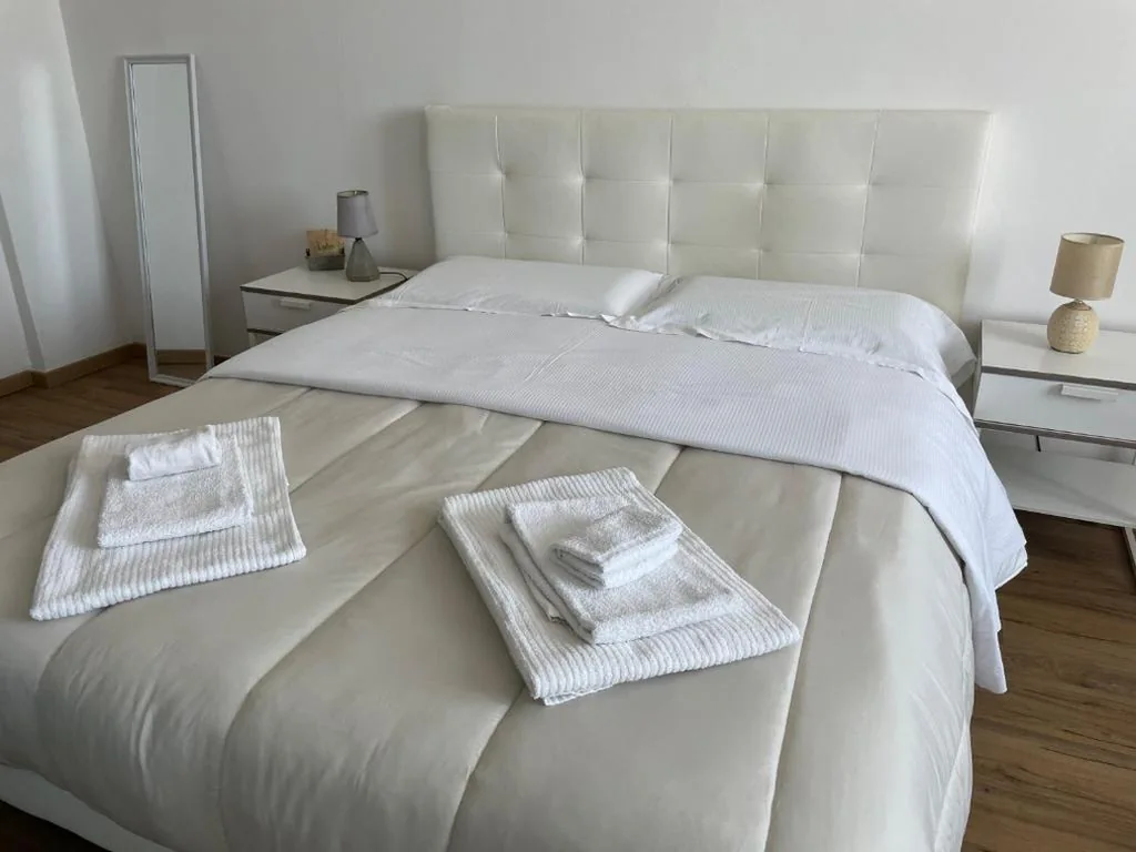 Basic Triple Room with Shared Bathroom — Cavour16 rent bedrooms