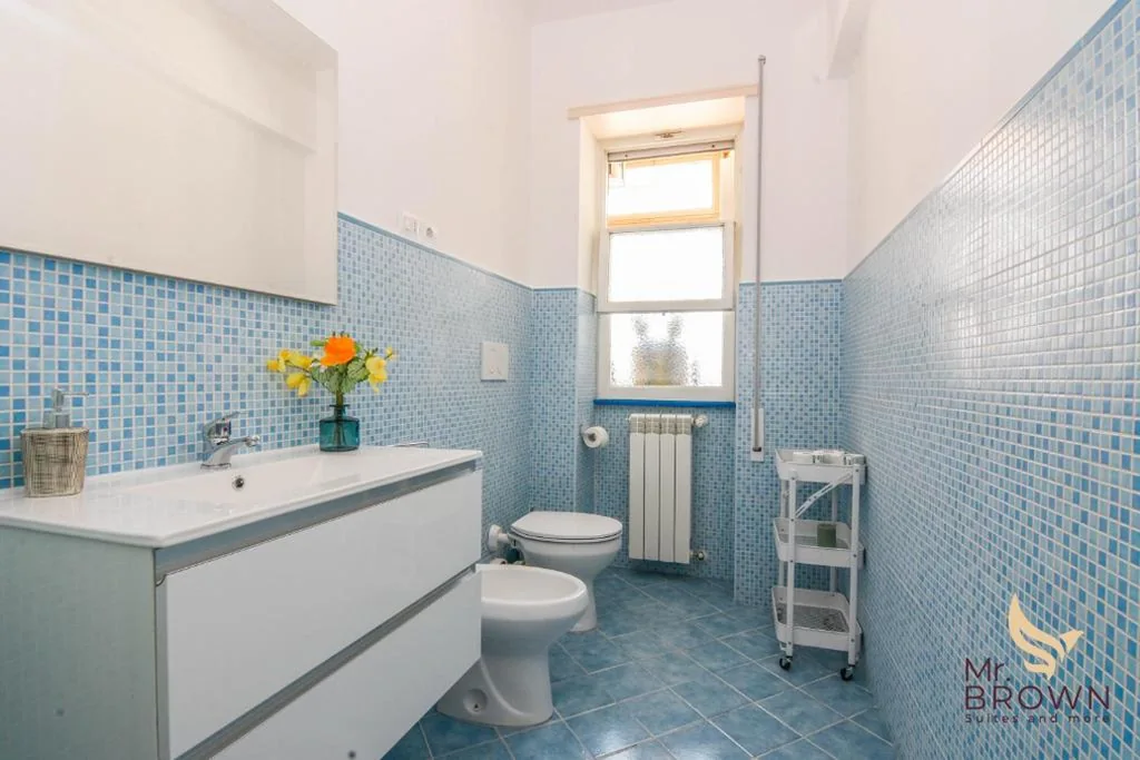 Basic Triple Room with Shared Bathroom — MrBrown – Pincherle Room