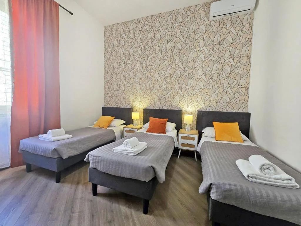 Camera Tripla Basic con Bagno in Comune — Myomax Guesthouse Hospety Group