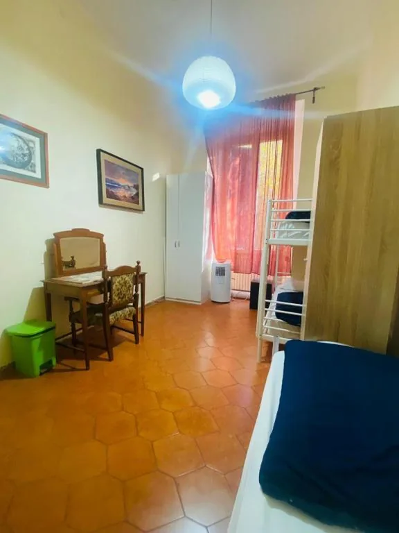 Camera Tripla Basic con Bagno in Comune — ROMA GONDOLA Guest House