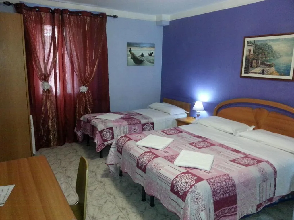 Camera Tripla Basic con Bagno in Comune — Roxena house