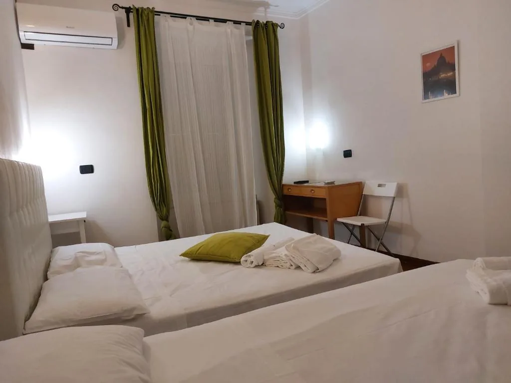 Basic Triple Room — La Dolce Vita Roma