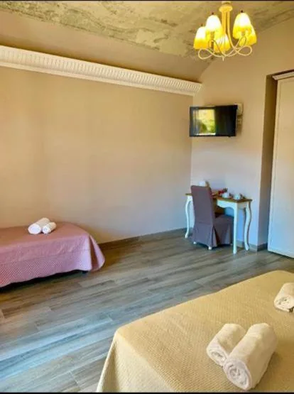 Camera Tripla — CERNAIA ROOM