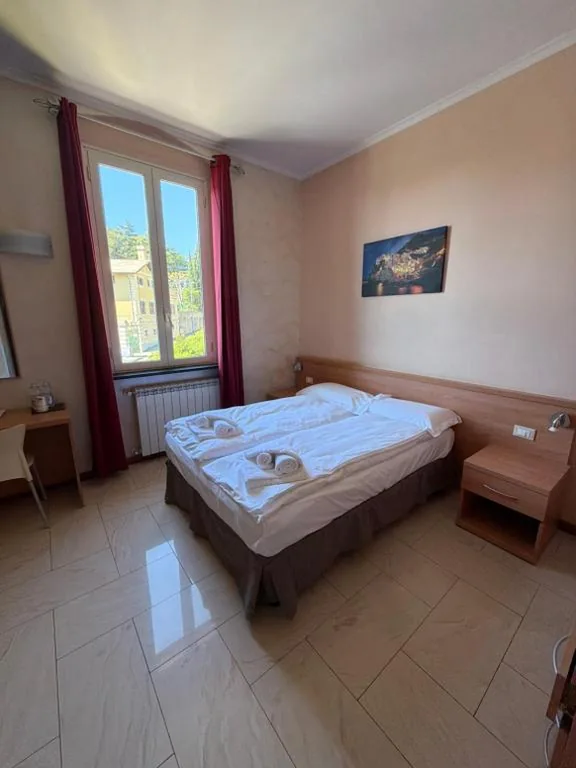 Classic Triple Room with Partial Sea View — Hotel Villa Flora