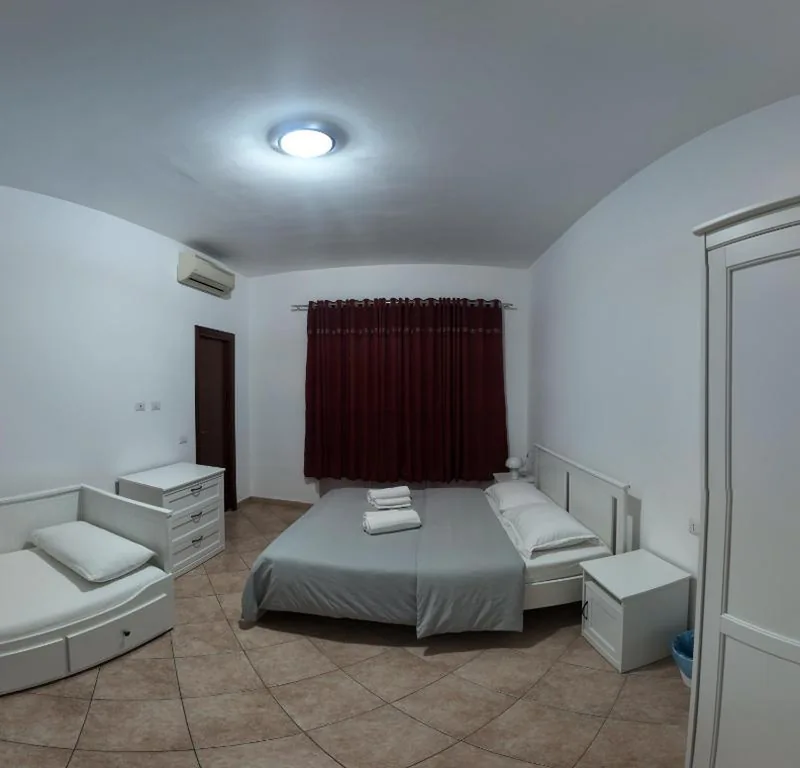 Camera Tripla Comfort — Cinecitta Rooms