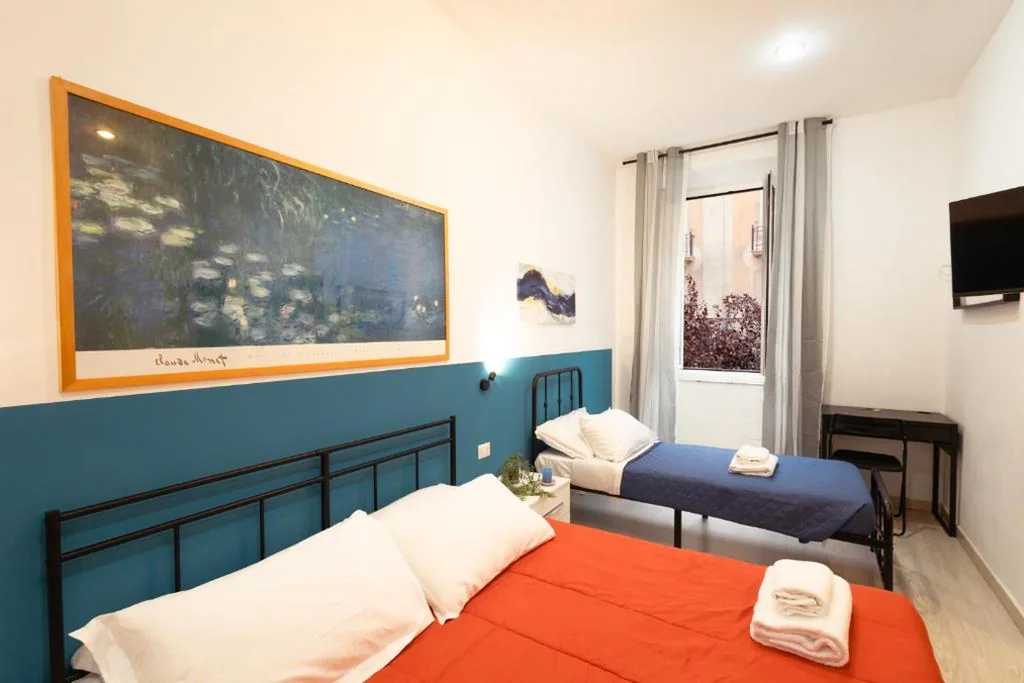 Comfort Triple Room with Shower — Lorenzo’s Rooms in Vatican