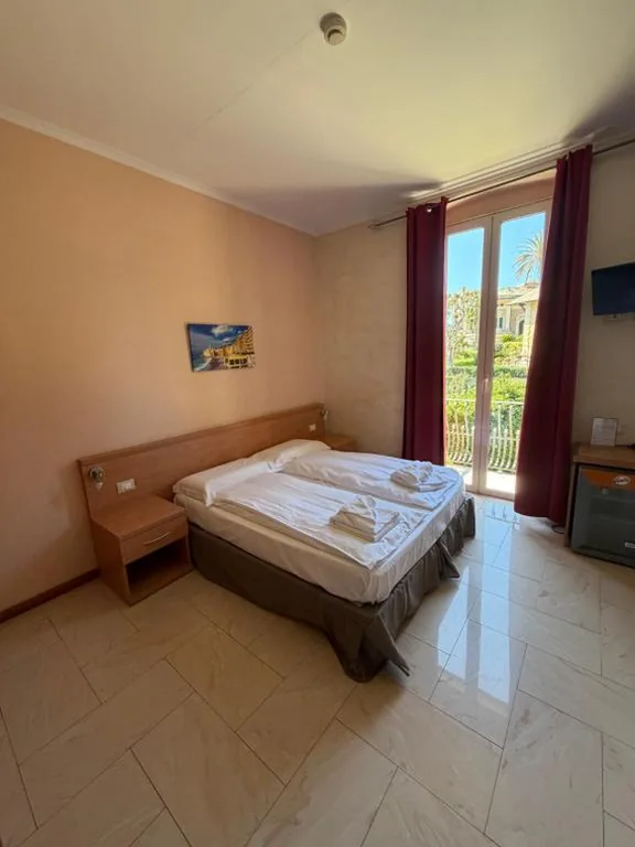 Comfort Triple Room with Partial Sea View — Hotel Villa Flora