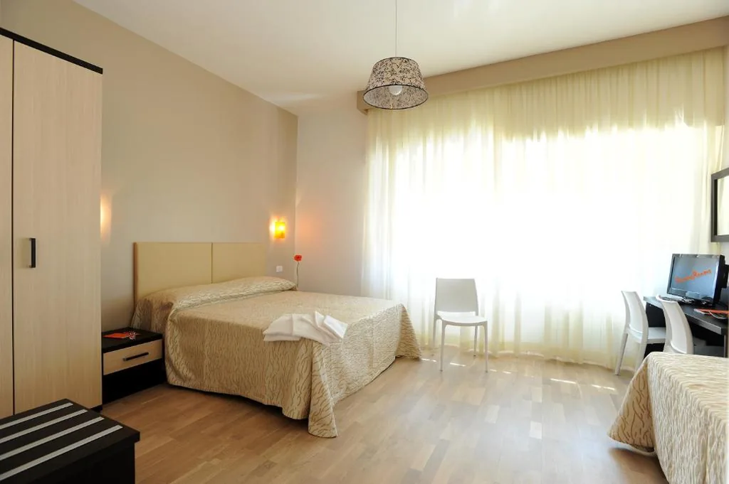 Camera Tripla Comfort — Honey Rooms