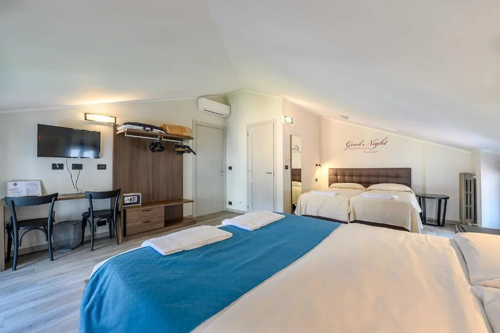 Camera Tripla Comfort — Hotel & Apartments ” Perpoin “