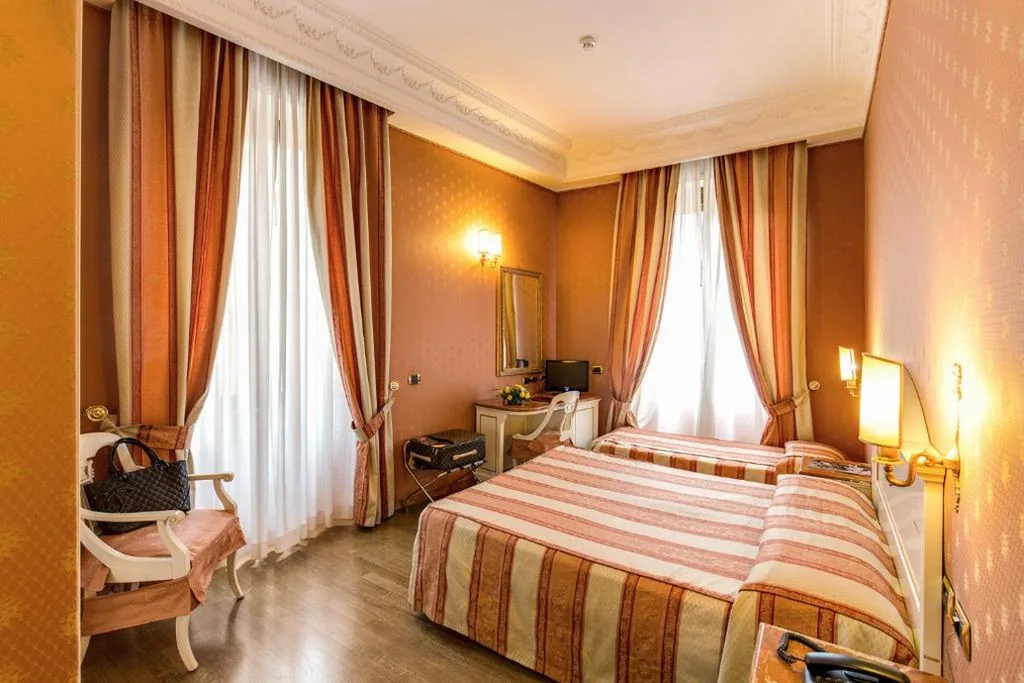 Camera Tripla Comfort — Hotel La Lumiere Di Piazza Di Spagna