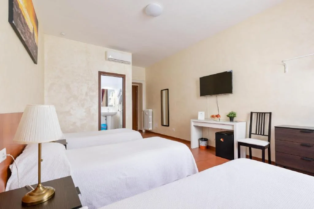 Camera Tripla Comfort — Roma Enrico Guesthouse