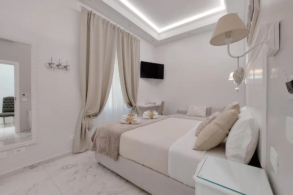 Comfort Triple Room — Roman Holiday Colosseo