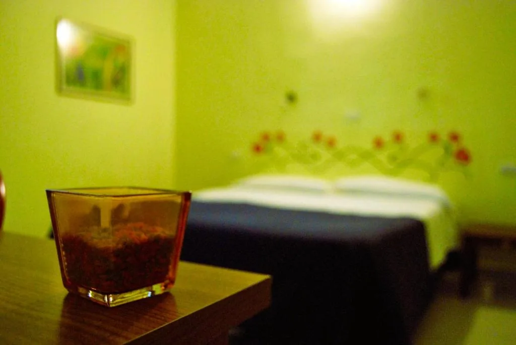 Camera Tripla con Bagno in Comune — AlbergoTeatro