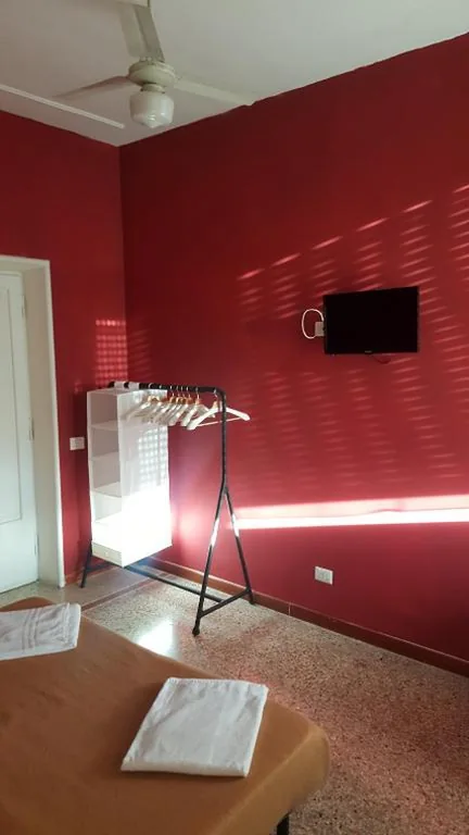 Camera Tripla con Bagno in Comune — Art in Accommodation