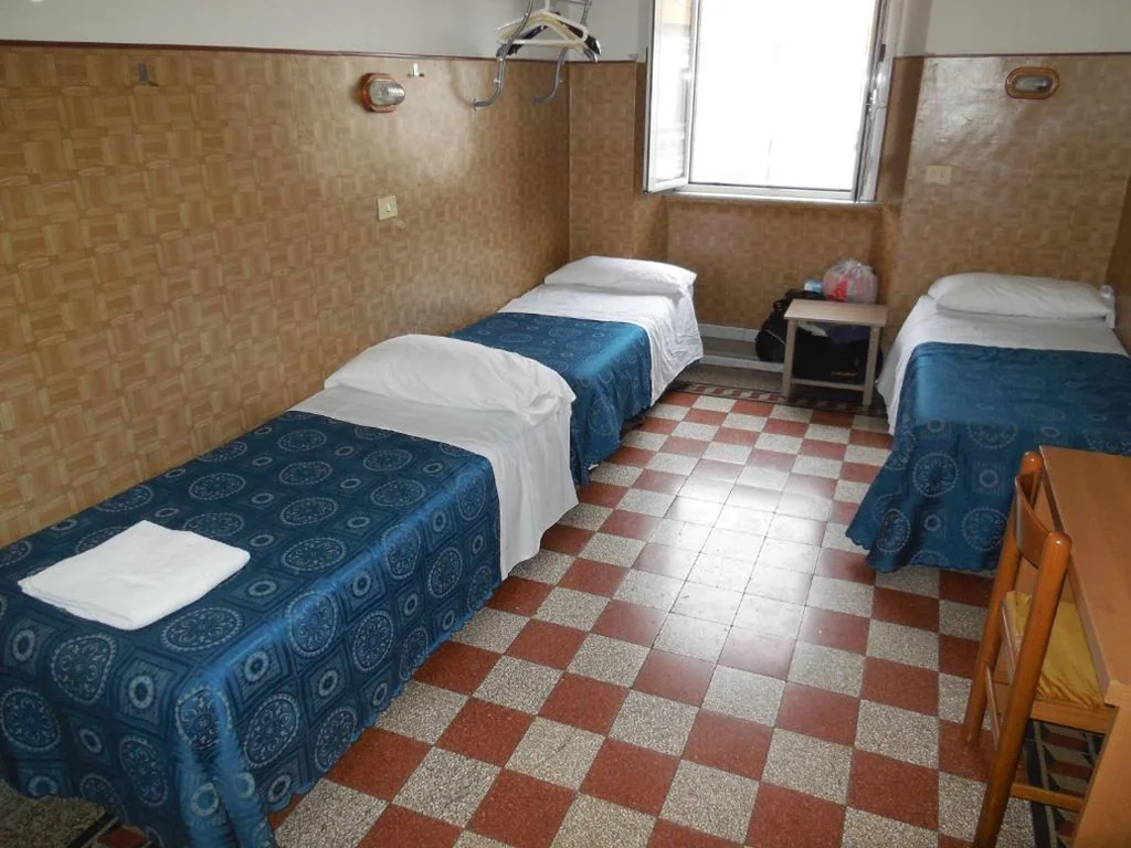 Triple Room with Shared Bathroom — Cressy