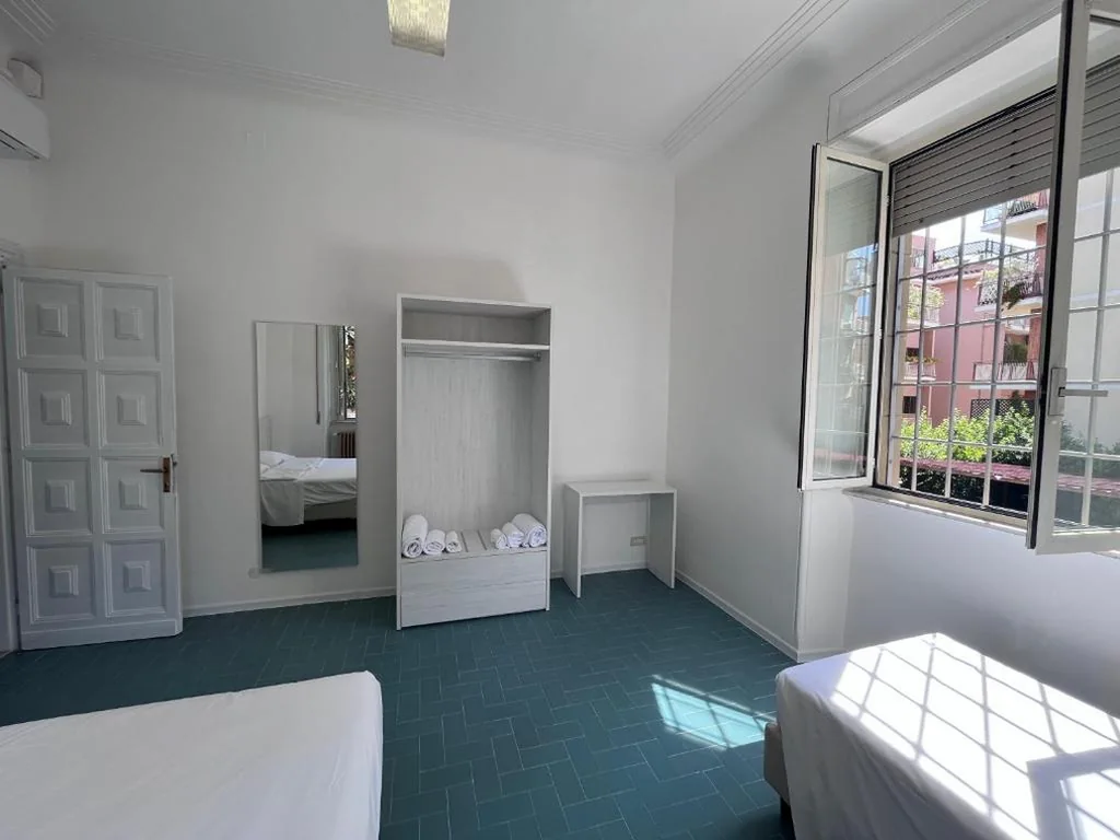 Camera Tripla con Bagno in Comune — Green Park San Pancrazio