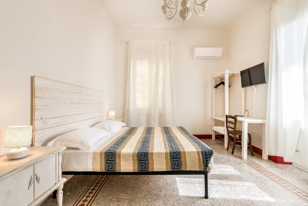 Camera Tripla con Bagno in Comune — Lia Apartment