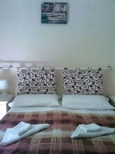 Camera Tripla con Bagno in Comune — Roma Prince Inn accommodation