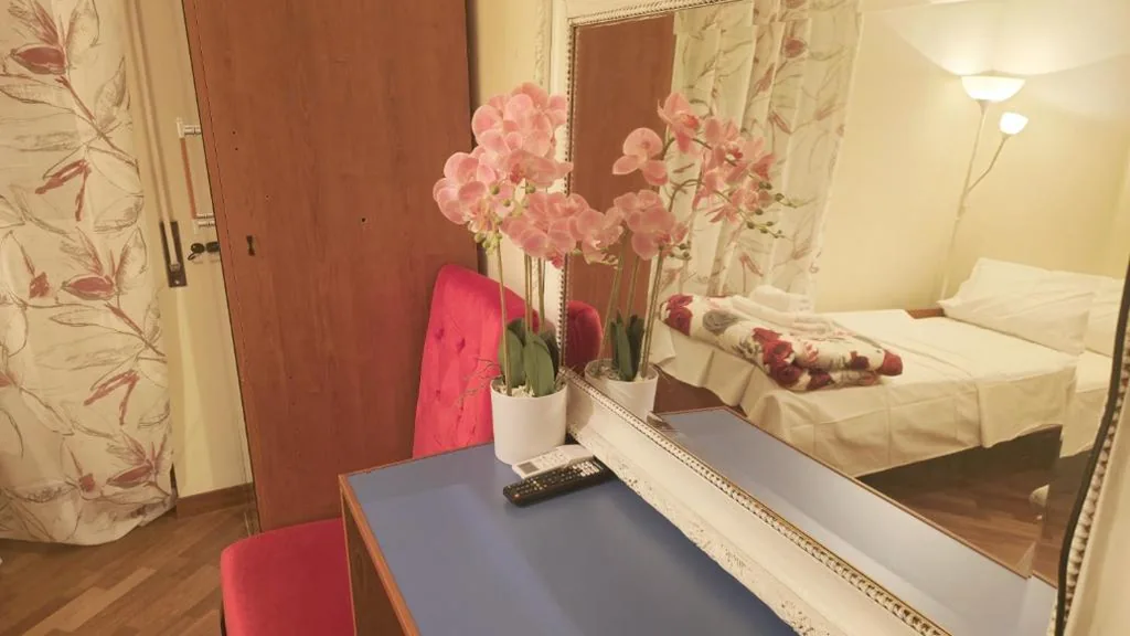 Camera Tripla con Bagno in Comune — Sina Rent Room Flaminio