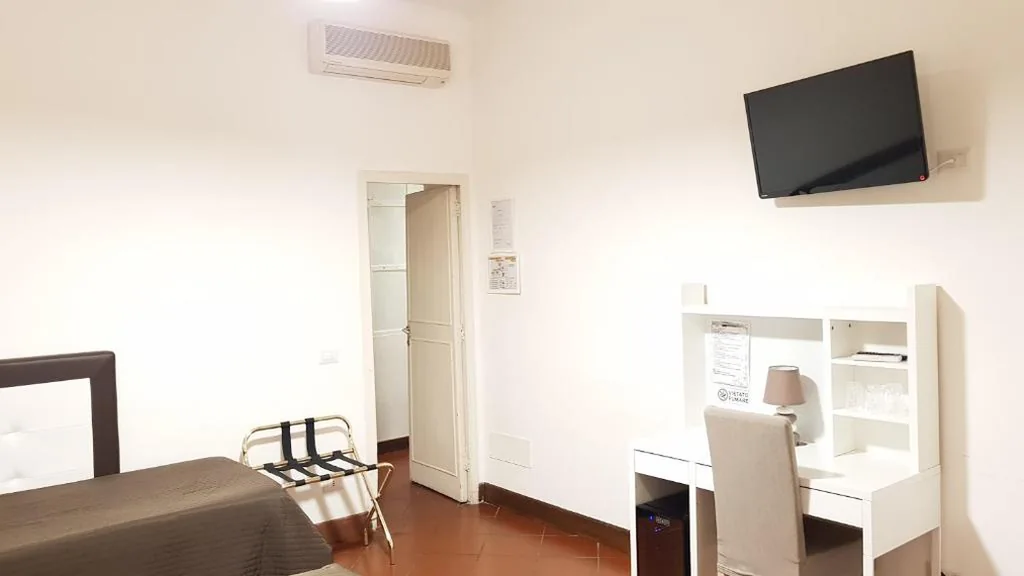 Triple Room with Private Bathroom — 900 Liberty Rooms