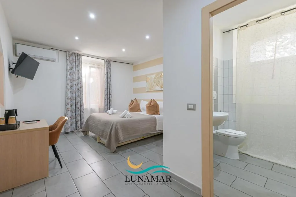 Camera Tripla con Bagno Privato — Affittacamere Lunamar