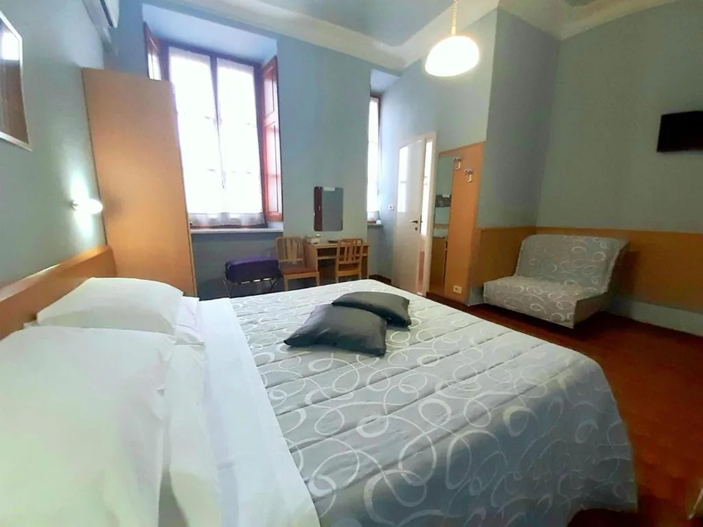 Camera Tripla con Bagno Privato — Albergo in Centro
