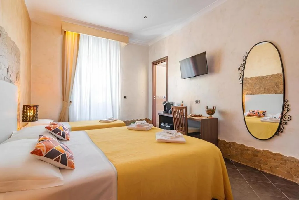 Camera Tripla con Bagno Privato — Alis Laura Guest House – 10 mins to Colosseum, Modern & Near Metro