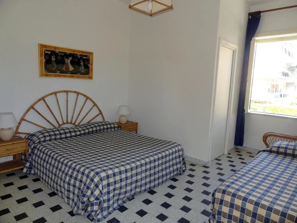 Camera Tripla con Bagno Privato — B&B Villa Fantasia