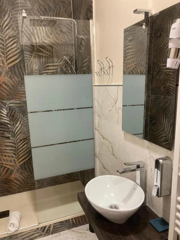 Camera Tripla con Bagno Privato — Brignole Diamond Rooms