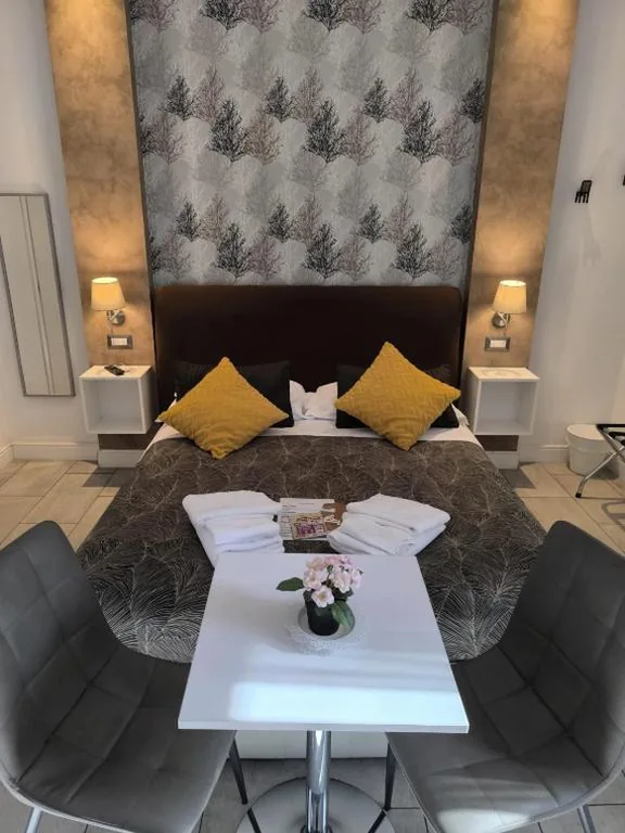 Triple Room with Private Bathroom — Castel Sant’ Angelo Suites – Vatican – City center – Direct bus stop to and from Fiumicino Apt