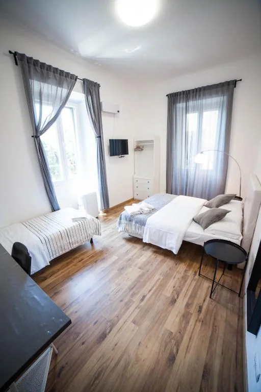 Camera Tripla con Bagno Privato — Cosmo GuestHouse