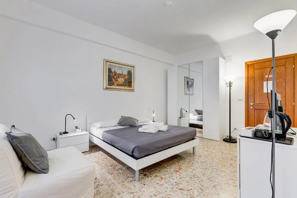 Triple Room with Private Bathroom — DAMA PROPERTY – Trastevere Homestay