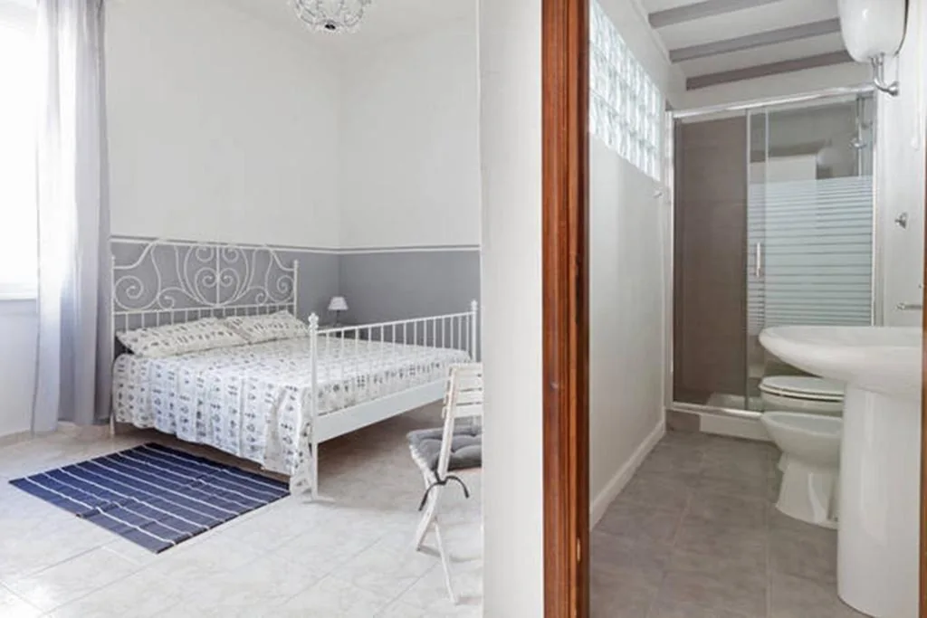 Camera Tripla con Bagno Privato — Domus Merulana Bed and Breakfast