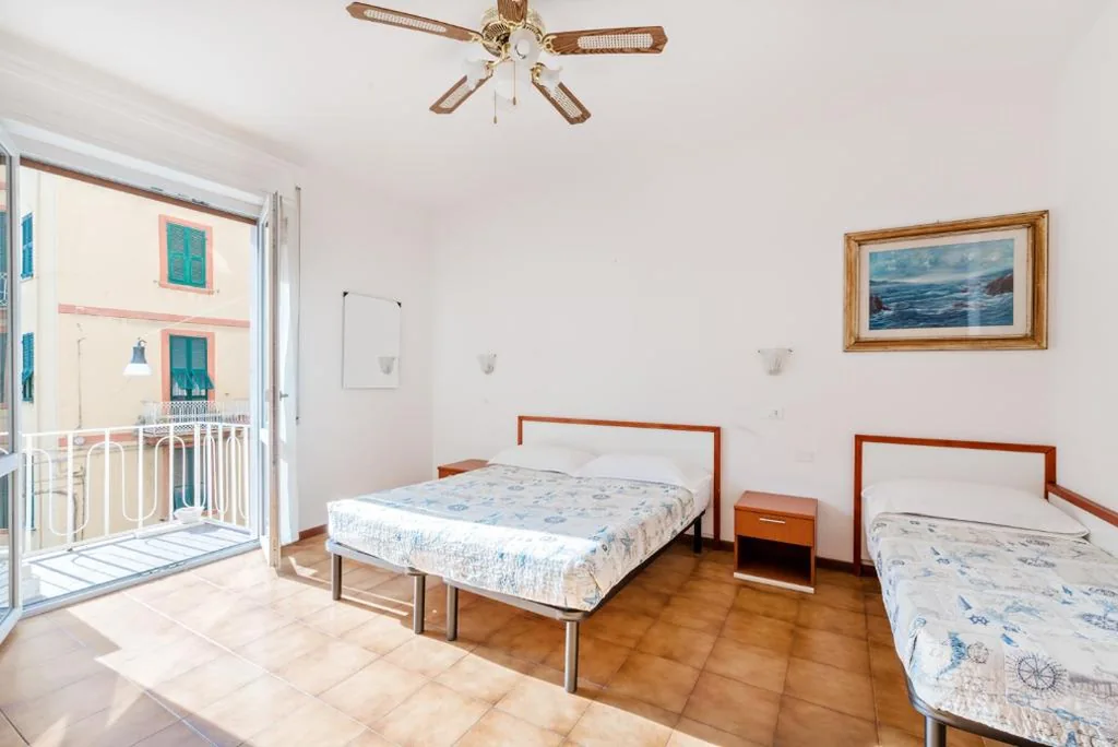 Camera Tripla con Bagno Privato e Balcone — Lia Rooms 4