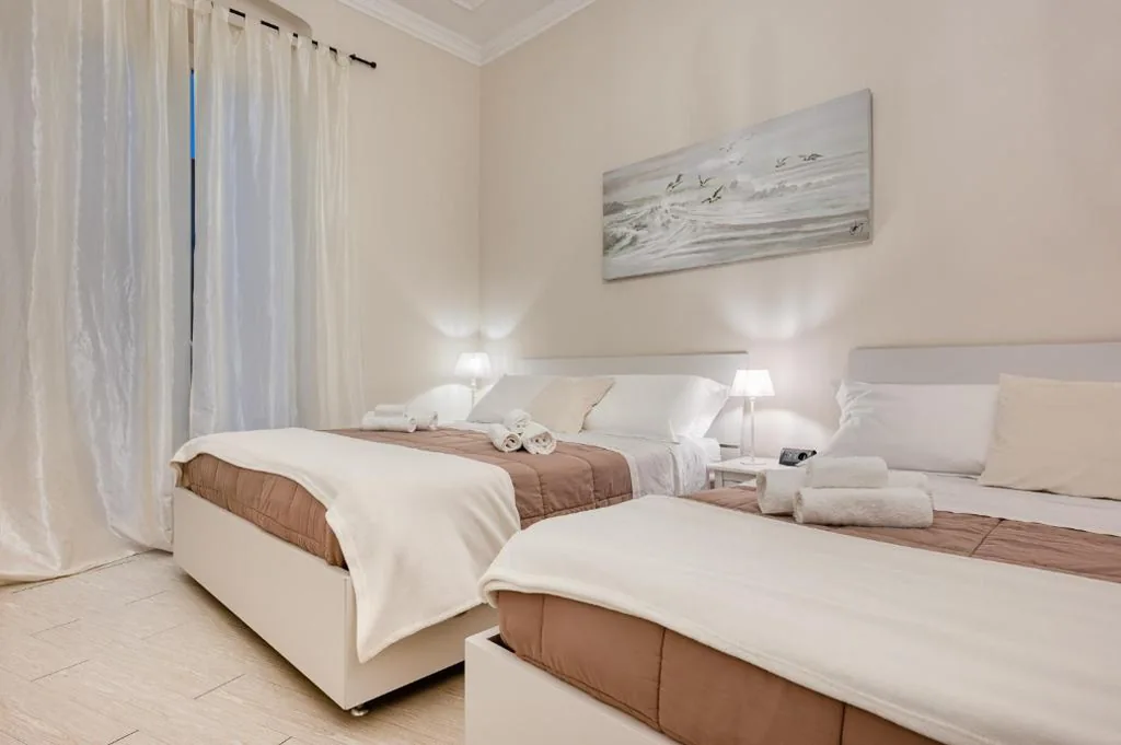 Camera Tripla con Bagno Privato e Balcone — Your House Rooms