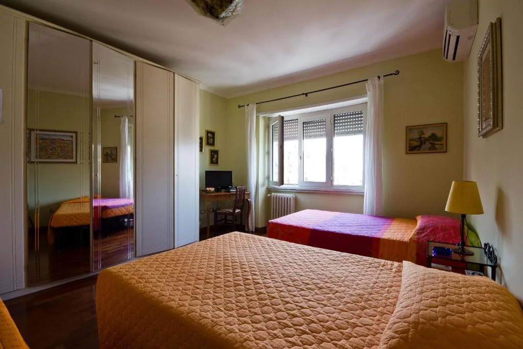 Camera Tripla con Bagno Privato Esterno — B&B Roma Appia Davila25