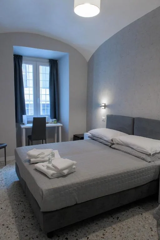 Camera Tripla con Bagno Privato Esterno — Beatus Viator Guest House