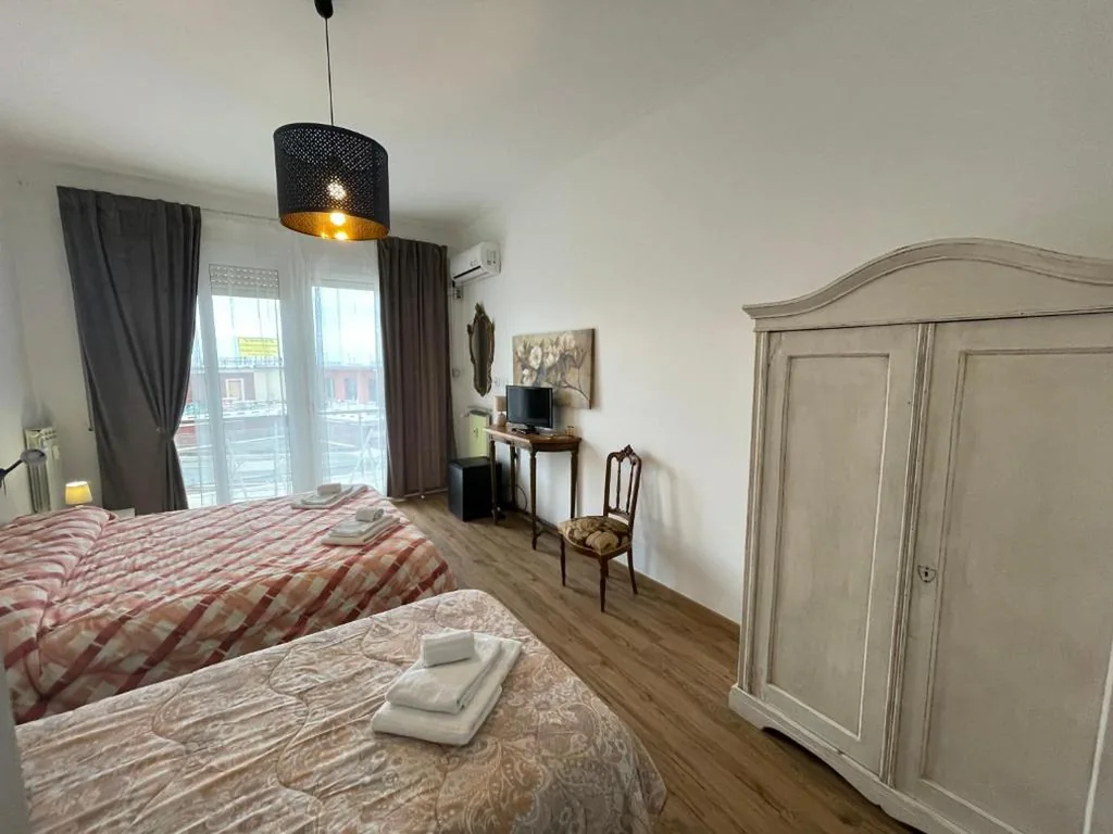 Triple Room with External Private Bathroom — Cavour16 rent bedrooms