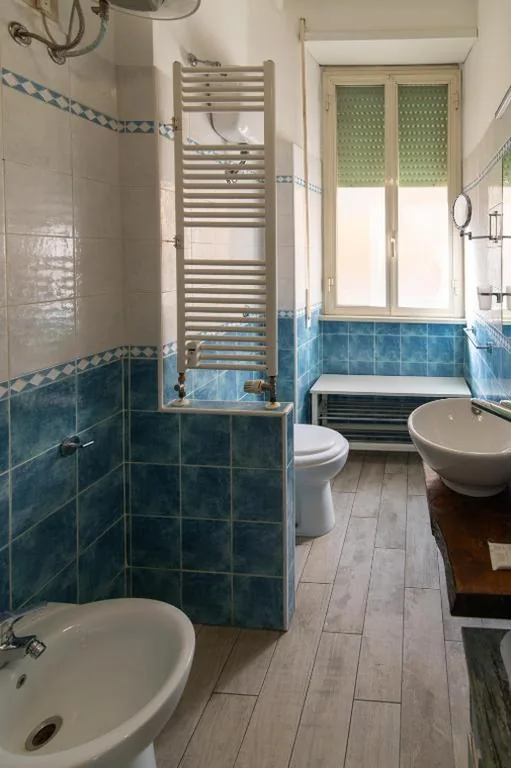 Camera Tripla con Bagno Privato Esterno — Exa Rooms – Vatican