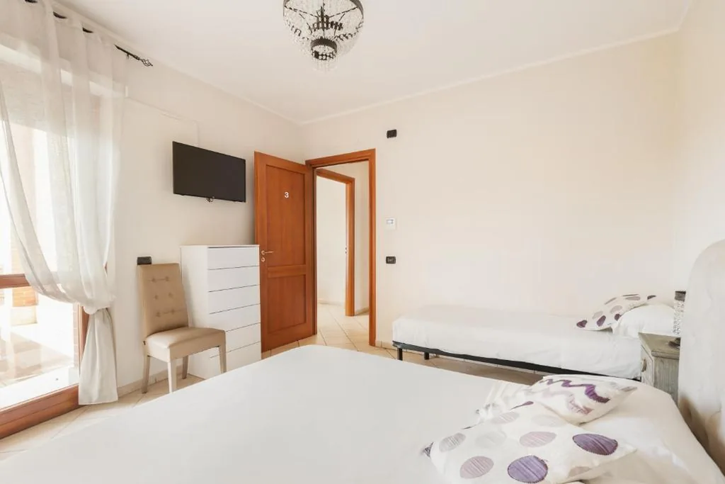 Camera Tripla con Bagno Privato Esterno — Giramondo Guest house
