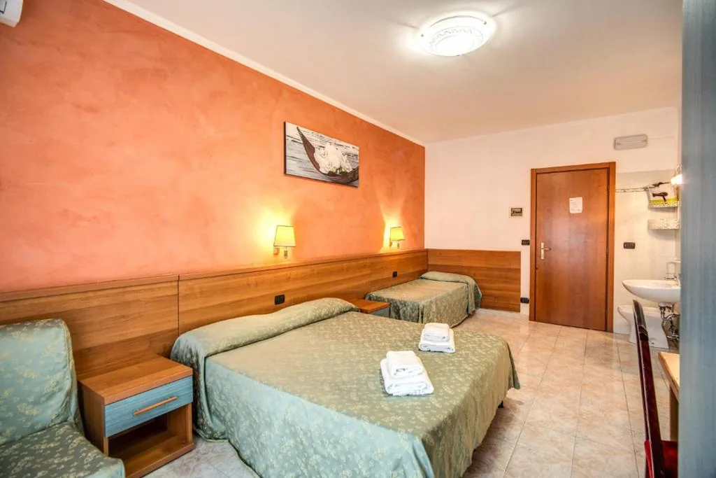 Camera Tripla con Bagno Privato Esterno — Hotel Millerose