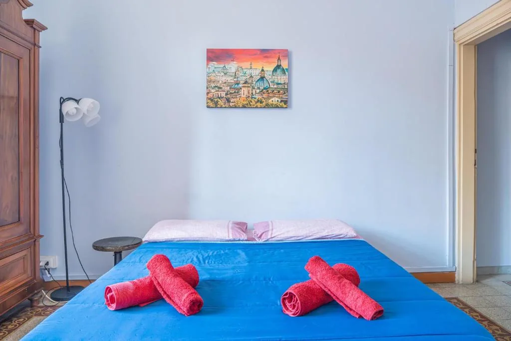 Camera Tripla con Bagno Privato Esterno — Lion Renting Metro Piramide